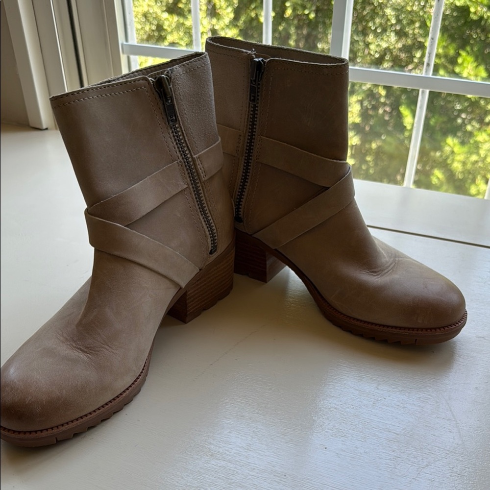 Sorel Tan Ankle Boots with Classic Design EUC 7.5